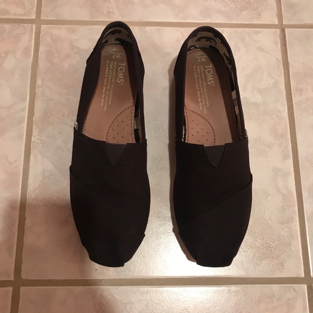 TOMS BLACK SIZE 7 W